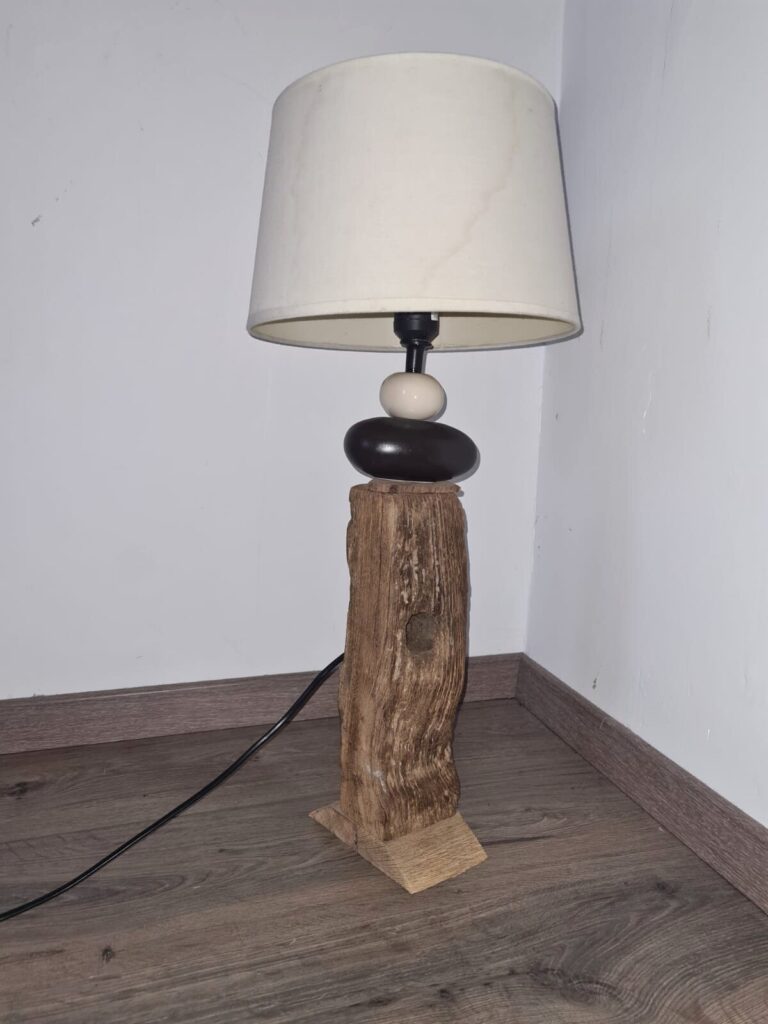 Lampe au pied en bois de récupération surmonté de deux galets, abat-jour écru